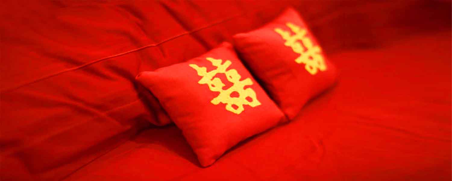 紅色床單紅色枕頭囍字