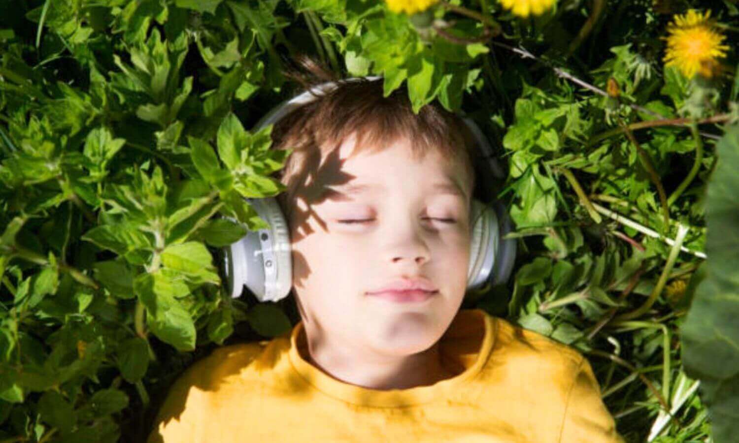 聽起來愉快、帶給人正能量的音樂，比較適合作為舒眠音樂