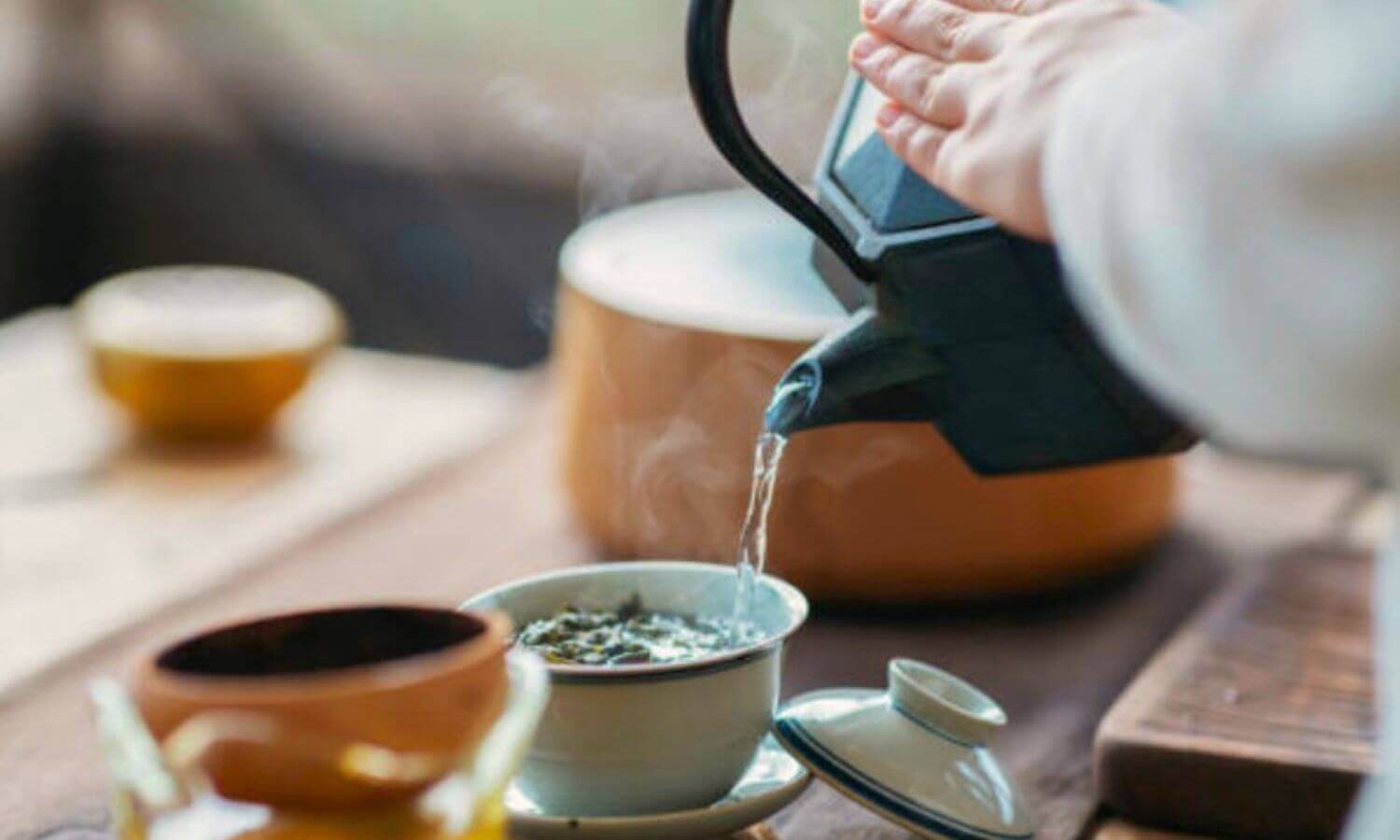 茶葉中的咖啡因會隨著茶湯釋出，且前兩泡的茶，咖啡因含量最高