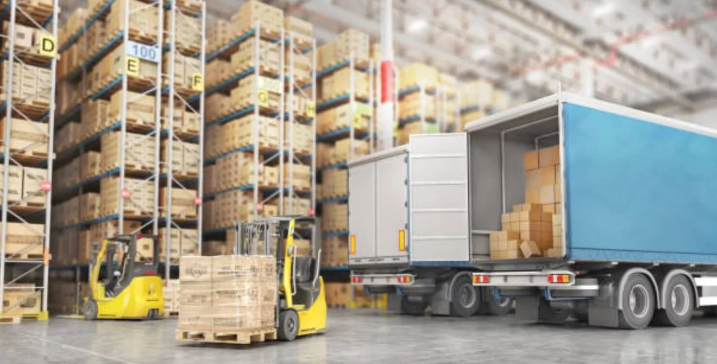 貨物裝進貨櫃內